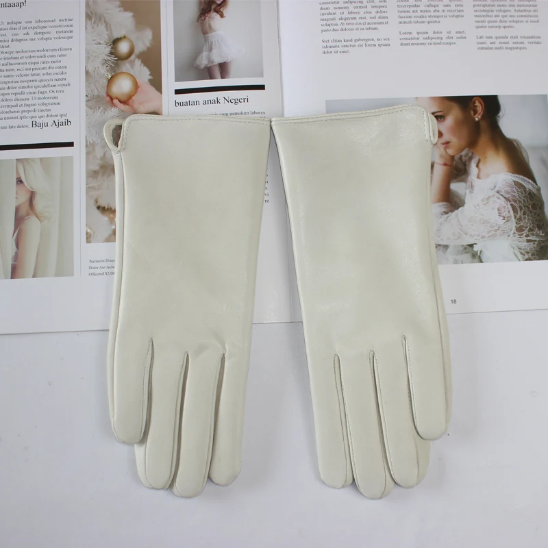 gants-en-cuir-blancs