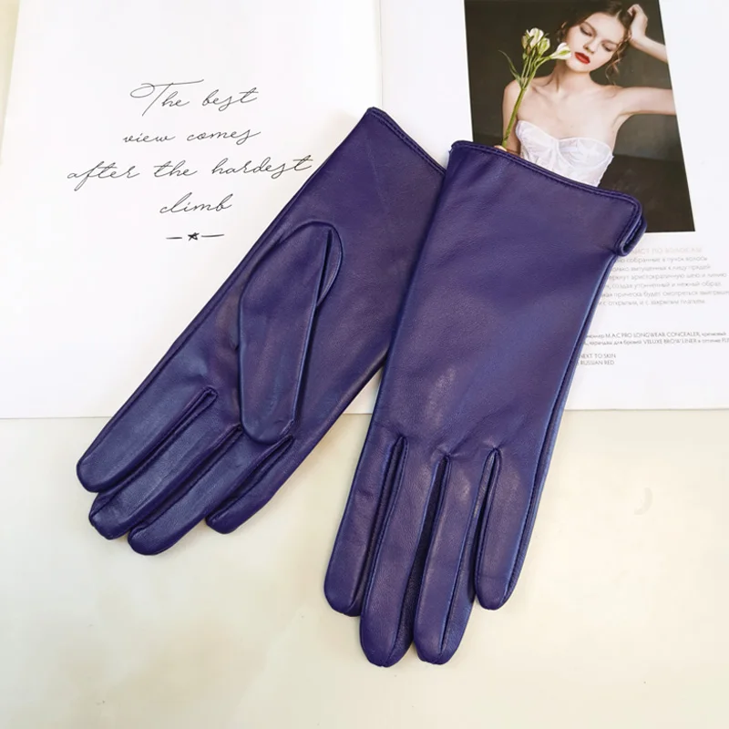 gants-en-cuir-violets-élégants